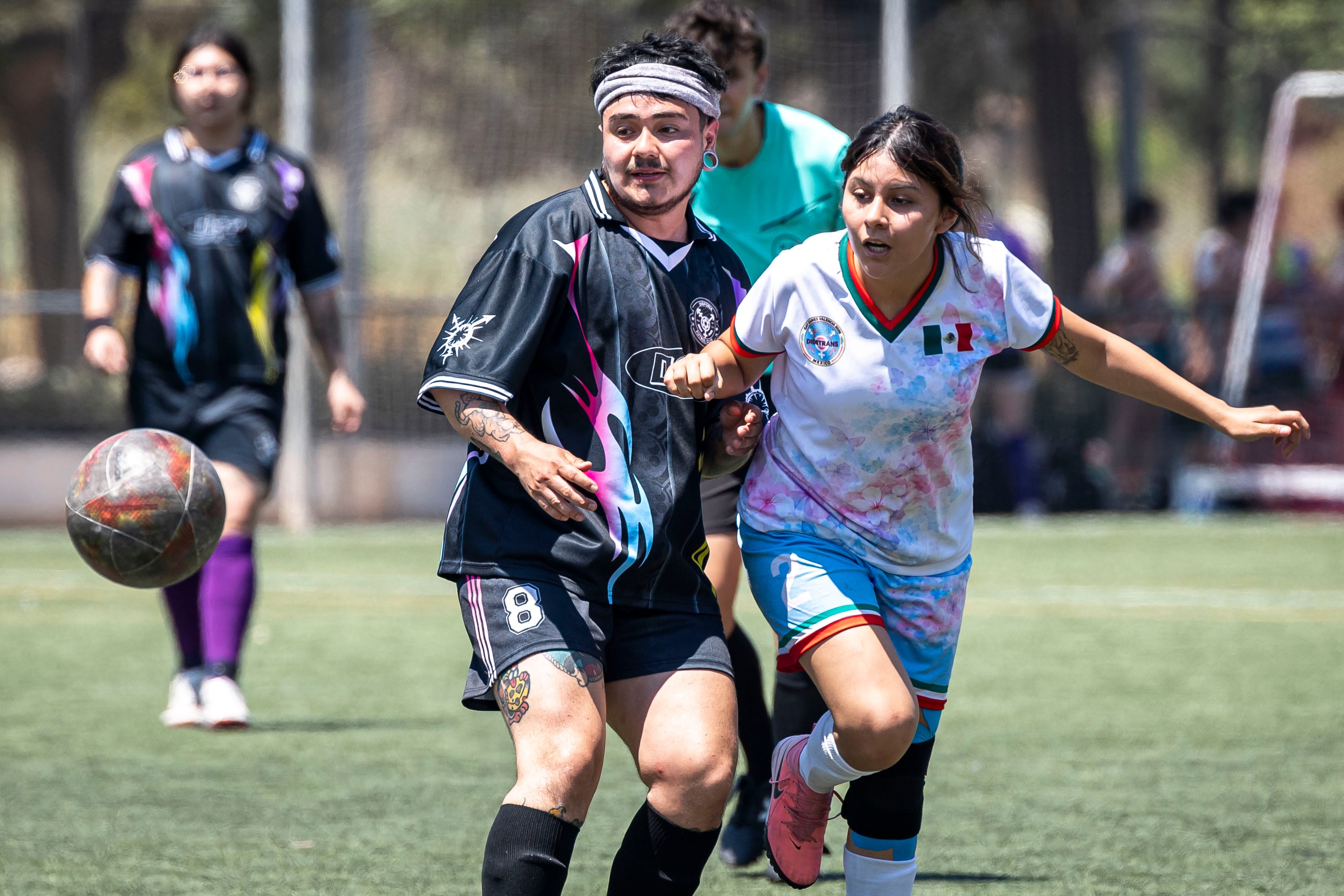 Dos jugadores `trans` en el encuentro de fútbol 7 entre un equipo chileno y otro de México, este martes en Valencia, en el transcurso de los Gay Games. 