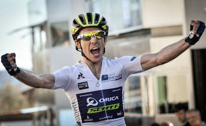 El brit&aacute;nico Simon Yates celebra su victoria en la Par&iacute;s Niza.