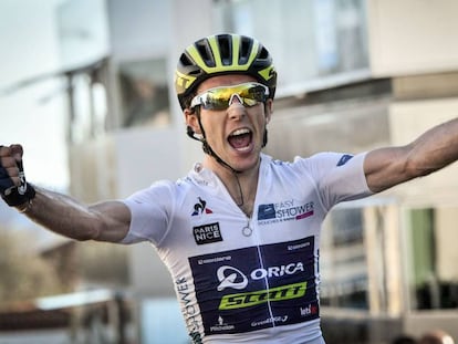 El brit&aacute;nico Simon Yates celebra su victoria en la Par&iacute;s Niza.