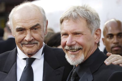 Sean Connery (i) junto a Harrison Ford, padre e hijo en <i>Indiana Jones y la última cruzada,</i> en un homenaje que recibió esta semana en Los Angeles.