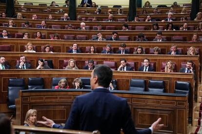 Pedro Sánchez, desde su escaño en la segunda sesión del debate de investidura. 