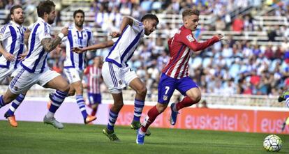 Griezmann, perseguido por los jugadores de la Real.