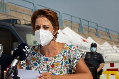 La alcaldesa de Mogán (Gran Canaria), Onalia Bueno, la semana pasada delante del campamento de acogida montado por Cruz Roja en el puerto para solicitar solidaridad de otras administraciones.