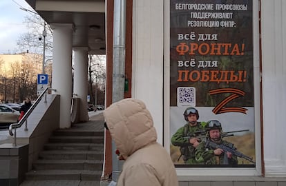 Cartel de la Unión de sindicatos de Bélgorod con el lema "Todo para el frente, todo para la victoria". En el centro de la imagen aparece la letra Z, símbolo de los soldados rusos que invaden Ucrania.