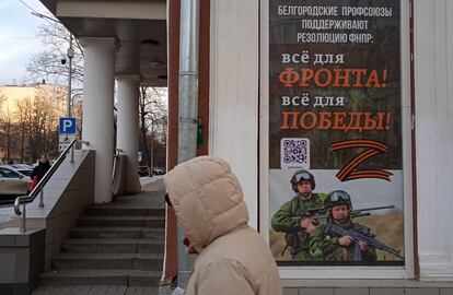 Cartel de la Unión de sindicatos de Bélgorod con el lema "Todo para el frente, todo para la victoria". En el centro de la imagen aparece la letra Z, símbolo de los soldados rusos que invaden Ucrania.