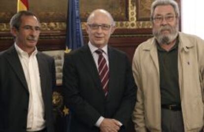 El ministro de Hacienda, Crist&oacute;bal Montoro (c), posa junto al secretario general de UGT, C&aacute;ndido M&eacute;ndez (d), y el secretario de Acci&oacute;n Sindical de CCOO, Ram&oacute;n G&oacute;rriz (i), durante la reuni&oacute;n que han mantenido en la sede del Ministerio para tratar la inminente aprobaci&oacute;n de la reforma fiscal del Gobierno.