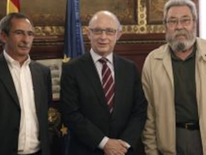 El ministro de Hacienda, Crist&oacute;bal Montoro (c), posa junto al secretario general de UGT, C&aacute;ndido M&eacute;ndez (d), y el secretario de Acci&oacute;n Sindical de CCOO, Ram&oacute;n G&oacute;rriz (i), durante la reuni&oacute;n que han mantenido en la sede del Ministerio para tratar la inminente aprobaci&oacute;n de la reforma fiscal del Gobierno.