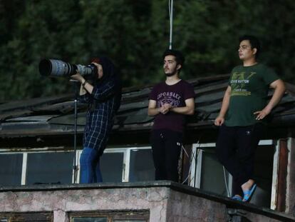 A iraniana que subiu num telhado para poder fotografar um jogo de futebol