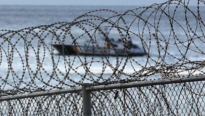 La Guardia Civil vigila la zona mar&iacute;tima de la frontera de Ceuta. 
