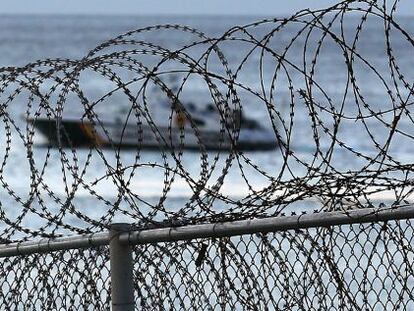La Guardia Civil vigila la zona marítima de la frontera de Ceuta.
