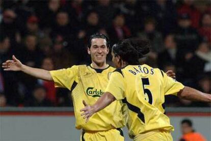 Luis García (izqda.) y Milan Baros celebran el gol del primero durante su encuentro contra el Bayer Leverkusen.