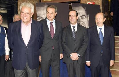 José Bono, tercero por la izquierda, con Felipe González, José Luis Rodríguez Zapatero y Alfredo Pérez Rubalcaba, en octubre de 2012.