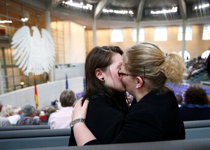 Una pareja se besa tras el resultado de la votación en el Bundestag, Berlín (Alemania), el 30 de junio de 2017.