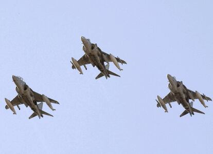 Tres aviones de despegue vertical Harrier durante el desfile militar del Día de la Fiesta Nacional que presiden hoy los Reyes en Madrid.