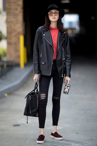 La biker negra es sinónimo de éxito. Esta, en tamaño maxi, casa a la perfección con pitillos y slippers. Nada mejor para romper el total look negro que con un toque de rojo en la camiseta.