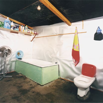 El interior de las chabolas refleja un confort relativo. A la izquierda, el baño de una vivienda, aunque carezca de agua corriente.
