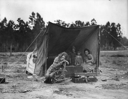 Foto: Mãe migrante, Nipomo, 1936. A exposição de Paris, que traz junto um livro, é a adaptação de uma exposição itinerante, na qual o museu francês tem focado "o trabalho da fotógrafa em relação à análise dos aspectos históricos e políticos da América que ela fotografou naquela época", destaca Pia Viewing.