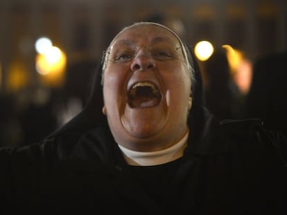 Una monja reacciona al anuncio de que Bergoglio es el nuevo papa. 