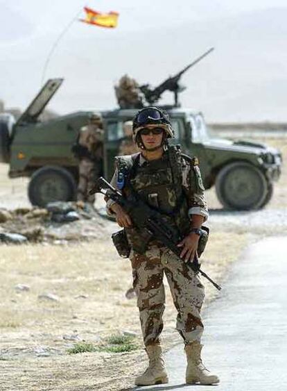 Soldados españoles en Afganistán, en octubre de 2004.