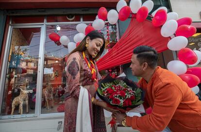 Una pareja de recién casados celebra su unión en Katmandú (Nepal). Su enlace ha coincidido con la celebración del Día de los Enamorados, que se deja notar en las calles y establecimientos del centro de la capital nepalí.