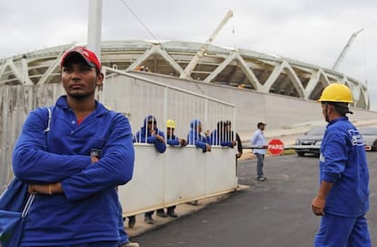 Trabajadores cruzados de brazos en el Arena Amazonia.