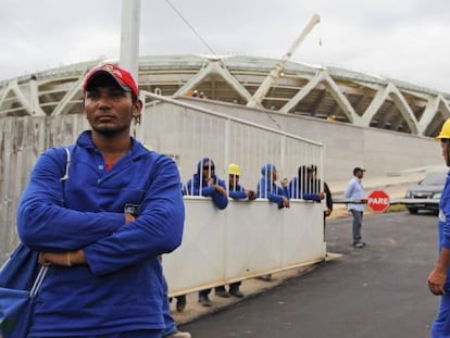 Trabajadores cruzados de brazos en el Arena Amazonia.