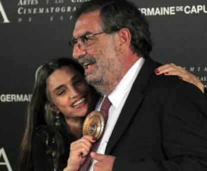 La actriz Ángela Molina, que recibió hoy la Medalla de Oro 2013 de la Academia de Cine en una ceremonia celebrada en la sede de esa institución en Madrid, junto al presidente de la Academia, Enrique González Macho.