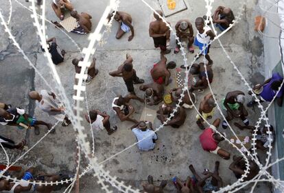 En la imagen, varios prisioneros del centro penitenciario de Puerto Príncipe (Haití).