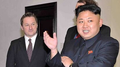 O canadense Michael Spavor (esquerda), com o líder da Coreia do Norte, Kim Jong-un, em janeiro de 2014 em Pyongyang