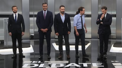 De izquierda a derecha: Pablo Casado, Pedro Sánchez, Santiago Abascal, Pablo Iglesias y Albert Rivera momentos antes del inicio del debate.