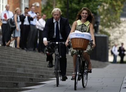 El alcalde de Londres, Boris Johnson, y Kelly Brook, ayer en bicicleta