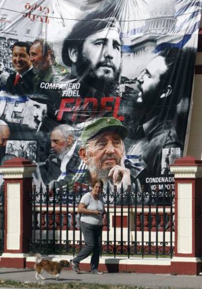 Una mujer en La Habana, tras un cartel de Fidel