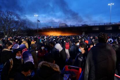 Un grupo de migrantes evacuados por gendarmes franceses en un campamento cerca de París en noviembre de 2020.