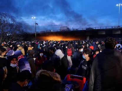 Un grupo de migrantes evacuados por gendarmes franceses en un campamento cerca de París en noviembre de 2020.