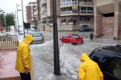 Una calle de la localidad de El Campello (Alicante), hoy, anegada por la tormenta de granizo.