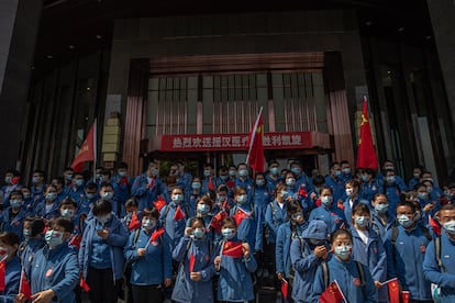 Trabajadores médicos chinos de la provincia de Shandong participan en una ceremonia antes de abandonar Wuhan.