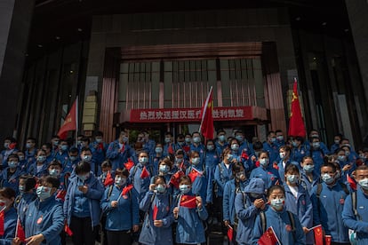 Trabalhadores de saúde chineses da província de Shandong participam de uma cerimônia antes de deixar Wuhan.