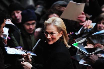 Tras el estreno de 'La dama de hierro' en el festival de cine de Berlín, la premiada Meryl Streep firma autógrafos a sus admiradores en la capital alemana, donde recibirá el Oso de Oro en honor a su carrera. En su camino hacia el Oscar, la actriz recibió el fin de semana el Bafta por su interpretación de Margareth Thatcher