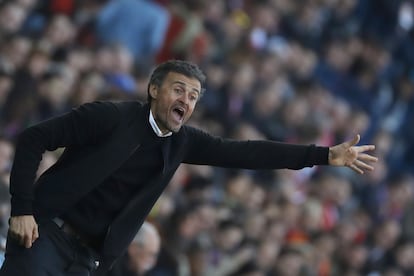 Luis Enrique da instrucciones a sus jugadores durante el partido correspondiente a la vigésimo cuarta jornada de Liga disputado el 26 de febrero de 2017.