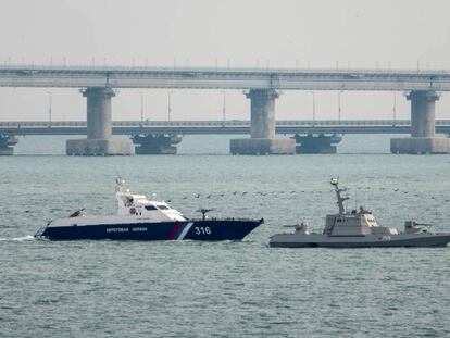 Uno de los barcos ucranios incautados es remolcado por un buque de la Guardia Costera rusa fuera del puerto de Kerch, el domingo en Crimea.