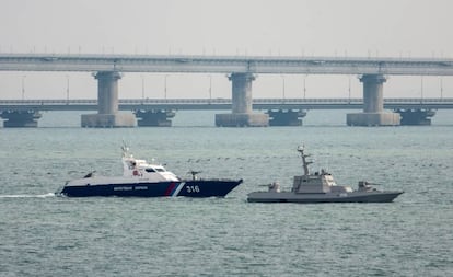 Uno de los barcos ucranios incautados es remolcado por un buque de la Guardia Costera rusa fuera del puerto de Kerch, el domingo en Crimea.