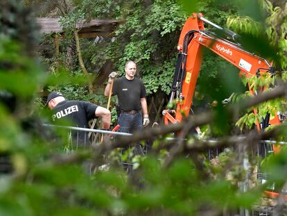 Agentes de la policía alemana excavan en un terreno en Seelze, cerca de Hannover, este martes, en una intervención relacionada con el caso Madeleine McCann.