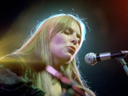 La cantante Joni Mitchell en un concierto en los años sesenta.
