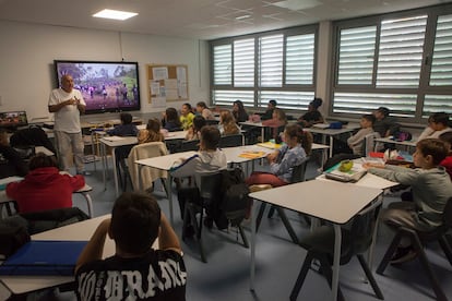 Además de las exposiciones, el festival se complementa con talleres escolares sobre fotografía y derechos humanos, como el de la imagen en la escuela Ágora del barrio de la Guineueta, en el distrito de Nou Barris, impartido por el fotógrafo de Médicos Sin Fronteras Juan Carlos Tomasi. La muestra está organizada por el colectivo Más Retina, con el apoyo del Ayuntamiento de Barcelona y el Departament de Cultura de la Generalitat, y cuenta con la colaboración de la Asociación Catalana por la Paz, International Action Peace y el Grup Eirene.