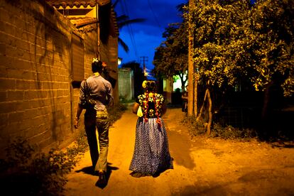 Estrella y su madre se dirigen a la fiesta de cumpleaños de otra muxe. Estrella tuvo que dejar la escuela siendo muy niña para ayudar a su madre en el mercado y siempre van juntas a todas partes. Es diseñadora de los bordados que llevan los trajes tradicionales y tiene a su cargo a dos bordadoras. También es profesora de baile en una escuela primaria y da clases particulares para las fiestas de 15 años (rito del paso de niña a mujer en la cultura latina).