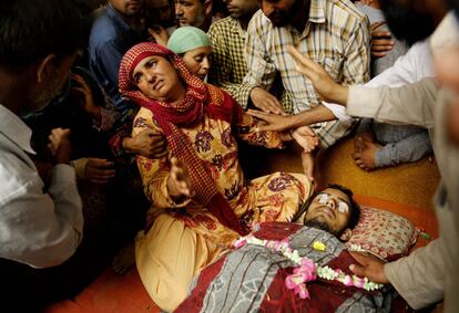 Una madre llora la muerte de su hijo antes de una procesión fúnebre cerca de Srinagar, Cachemira. El joven murió cuando la Fuerza de Seguridad Fronteriza de la India (BSF) presuntamente abrió fuego contra las personas que protestaban contra el asesinato de dos militares.