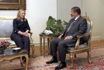 El presidente Morsi y la secretaria de estado Clinton, en El Cairo.