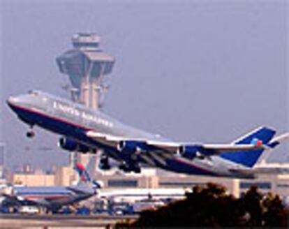 Varios aviones, en la pista del aeropuerto internacional de Los Ángeles.