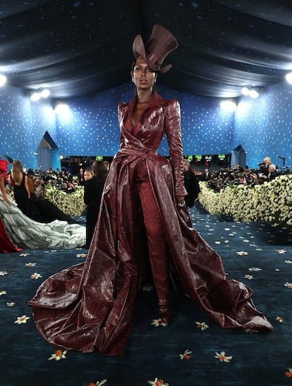 La actriz y modelo británica Jodie Turner-Smith, regia con un modelo de inspiración victoriana de Burberry.