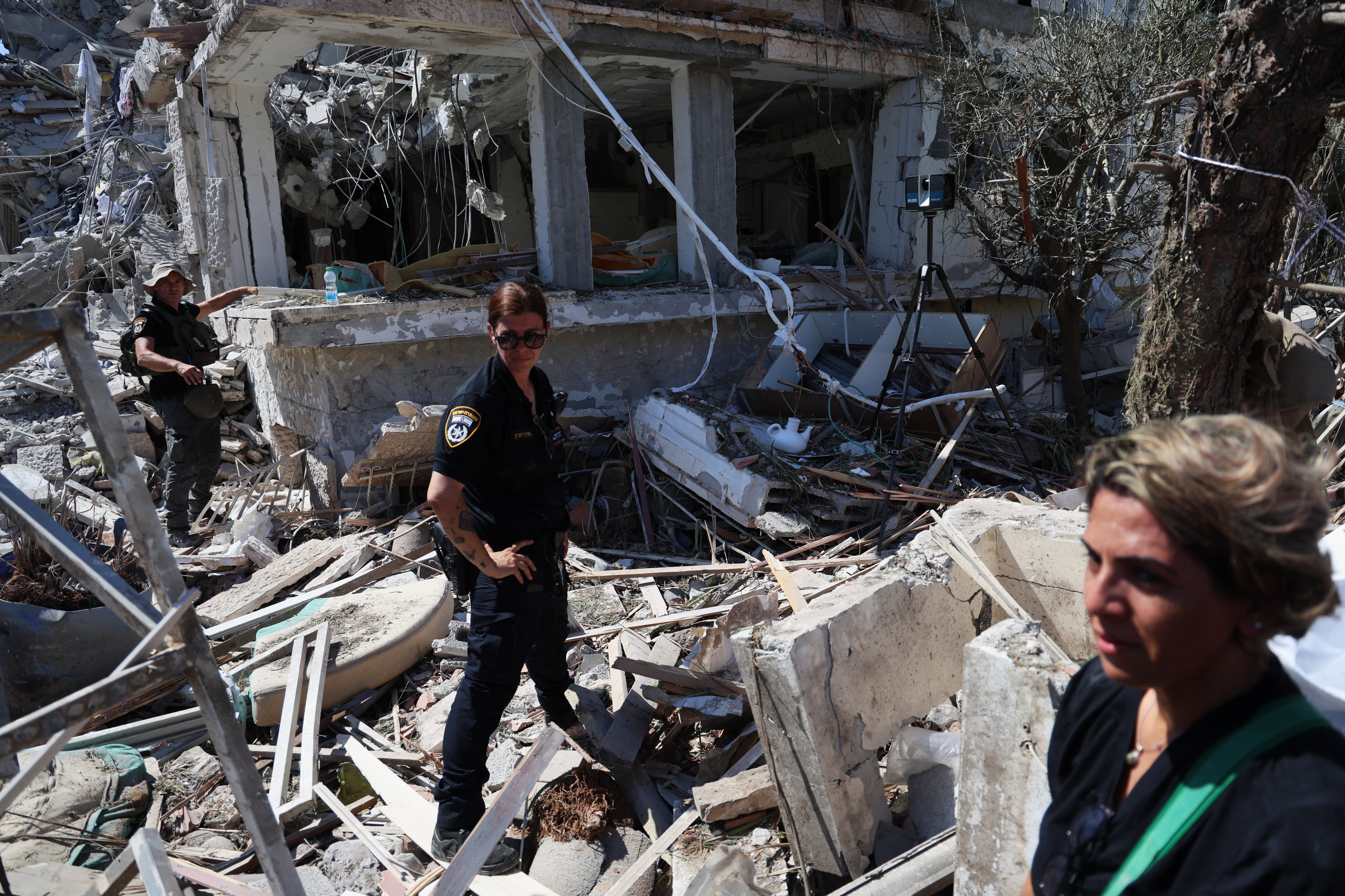 Edificio destruido en la madrugada del sábado por los ataques de Irán en Rishon Letzion, al sur de Tel Aviv.